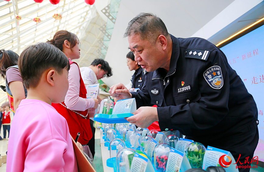 民警展示毒品仿真模型。人民网记者 崔新耀摄