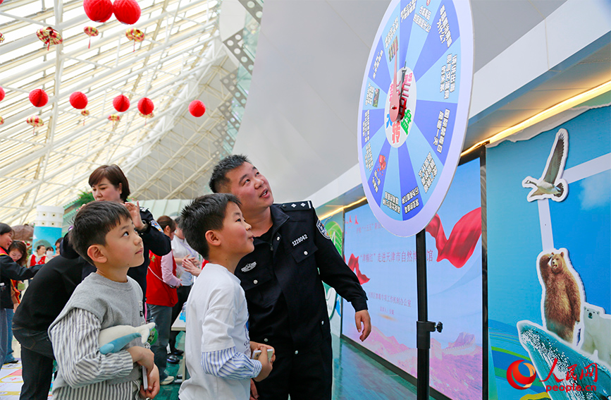 小朋友参加禁毒科普游戏。人民网记者 崔新耀摄