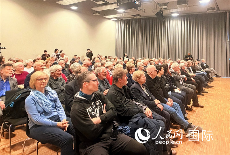 （当地时间4月9日，柏林中国文化中心举办&ldquo;中国故事&rdquo;系列讲座之&ldquo;骑行中国：喜马拉雅、丝绸之路与重走长征路&rdquo;，图为讲座现场。 人民网记者 刘赫摄）