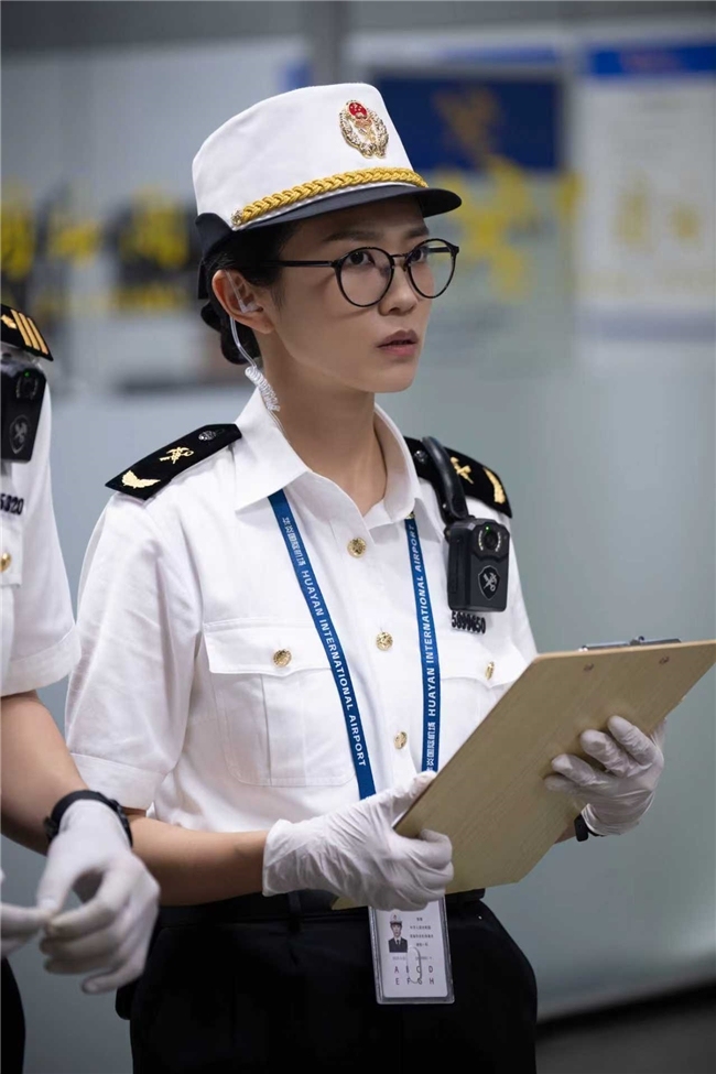 首部海关旅检题材电视剧《金关》今日开播，经超、黄尧携手上演&ldquo;百步识人&rdquo;