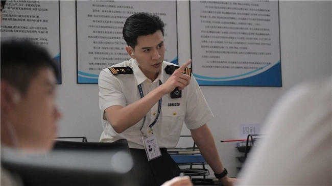 首部海关旅检题材电视剧《金关》今日开播，经超、黄尧携手上演&ldquo;百步识人&rdquo;