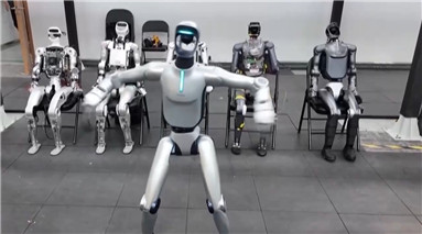 拼速度、比步态 人形机器人半马选手各有绝活