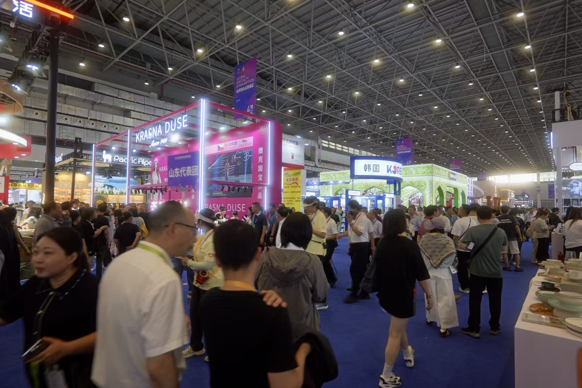 在第六届中国国际消费品博览会上，参观者络绎不绝。人民网记者 焦磊摄