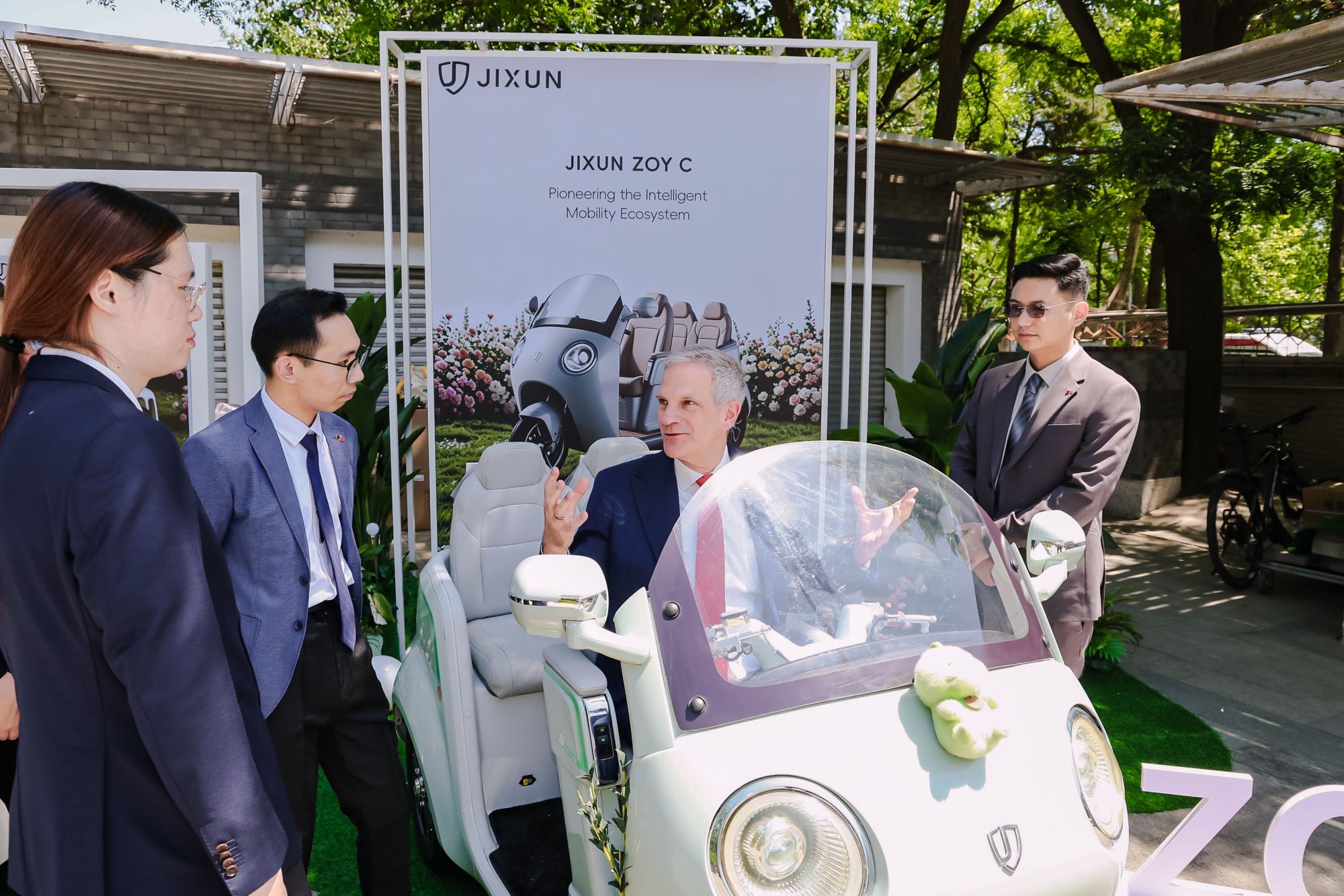 极巡科技的展车吸引了众多现场嘉宾深度体验 (2).jpg