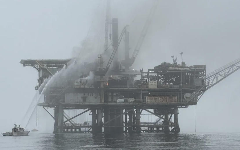 美國加州一海上石油平臺起火 2人受傷海報