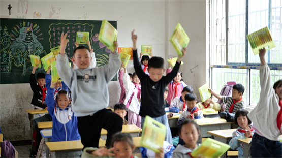卡西米尔六一公益行：以新文具点亮乡村孩子艺术梦
