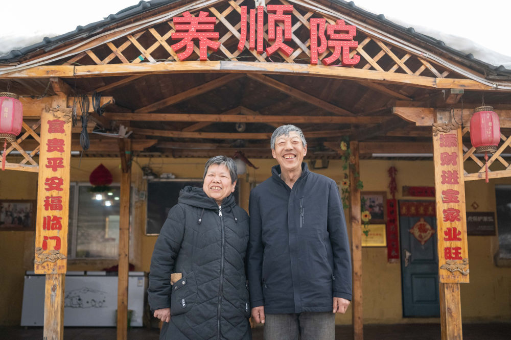 2024年3月13日，伊春森工上甘岭林业局有限责任公司溪水林场分公司退休职工刘养顺（右）和妻子杨秋娥在自家农家院留影。新华社记者 谢剑飞 摄