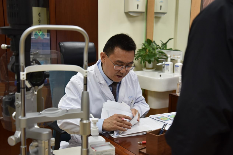 【千龙网】视力下降就配镜？重庆爱尔儿童眼科何勇川：6岁女孩眼睛“太紧张”，视觉训练1月视力提至1.0