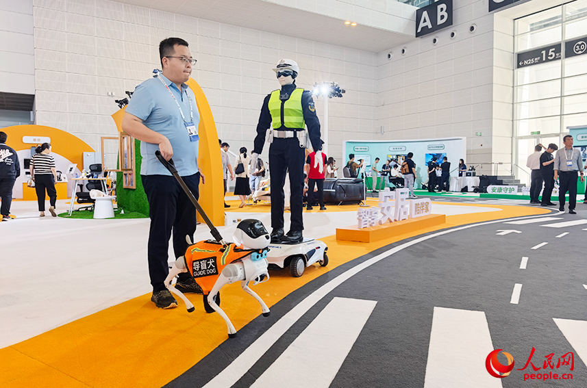 &ldquo;机器人小镇&rdquo;里导盲犬机器人引导体验者过&ldquo;马路&rdquo;。人民网记者 陶建摄