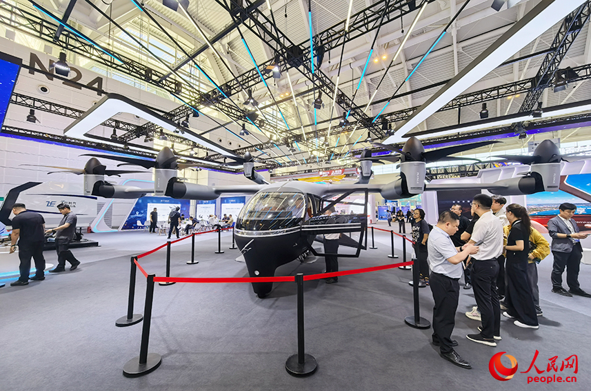 全球首款&ldquo;增程+全倾转&rdquo;六座载人eVTOL（电动垂直起降飞行器）。人民网记者 陶建摄