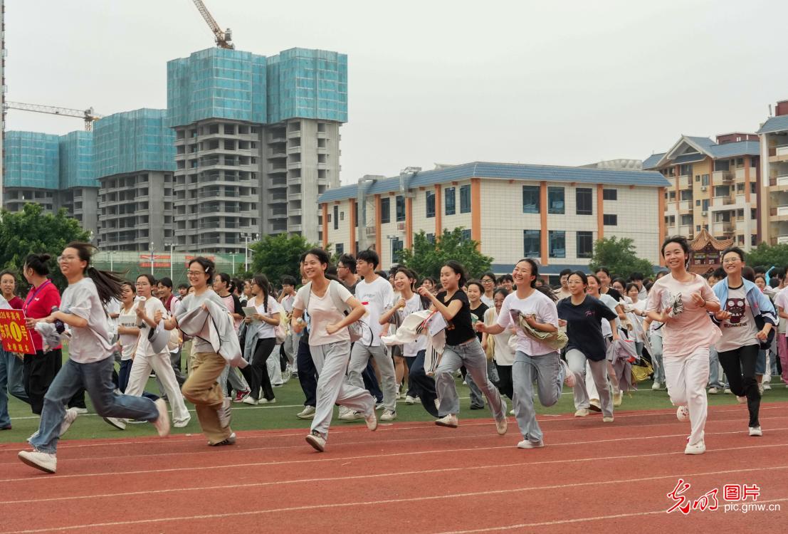 【聚焦高考 逐梦今夏】以自信之姿 赴青春考场