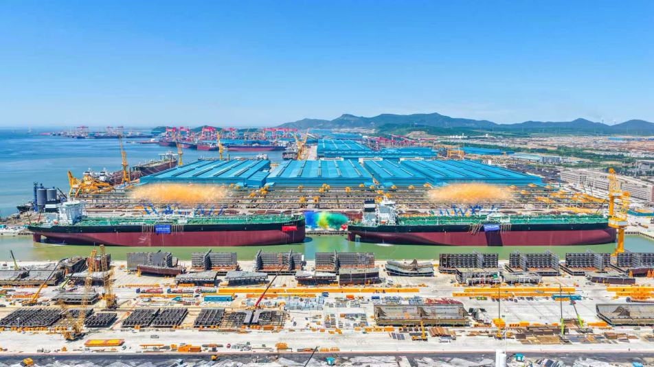 6月5日，恒力重工集团有限公司两艘30.6万载重吨超大型油轮（VLCC）同日命名交付。受访者供图