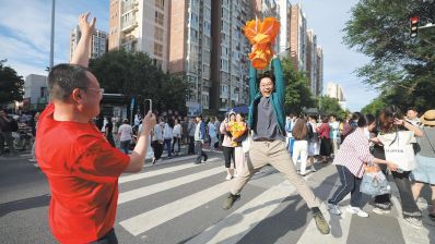 北京考生从容走出考点 大喊“大学我来了”