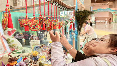中国非遗馆里逛市集、吃粽子