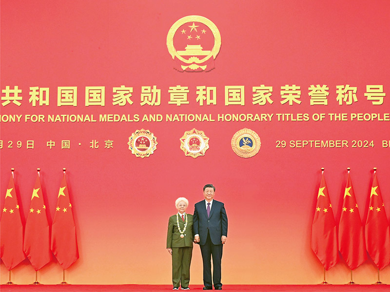 2024年9月29日，习近平总书记向&ldquo;人民艺术家&rdquo;国家荣誉称号获得者田华颁授奖章。