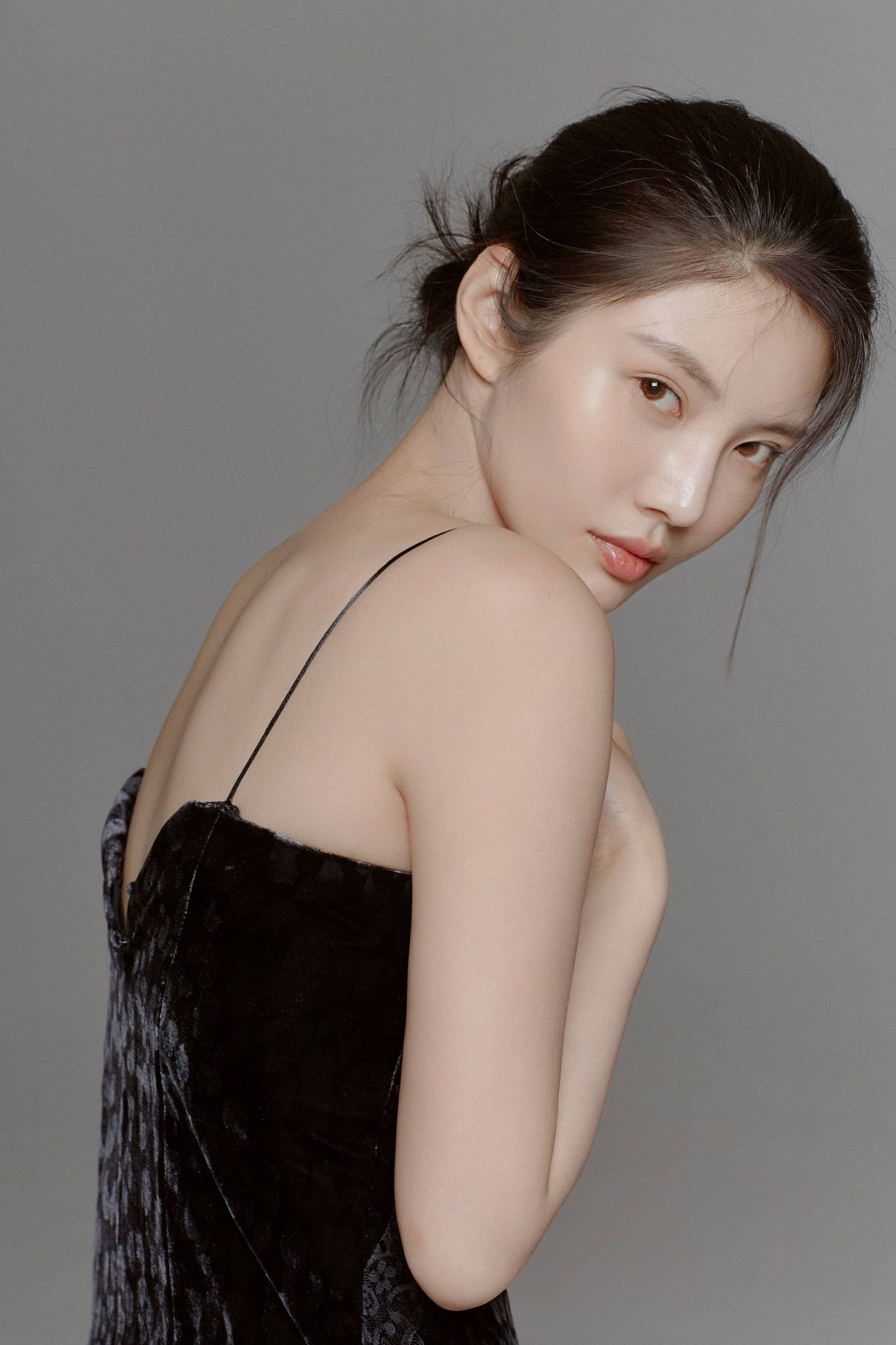 1.徐冬冬素颜回眸身姿勾魂.jpg