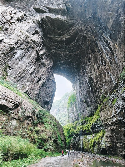 图为重庆市武隆区&ldquo;天生三桥&rdquo;之一的天龙桥。
