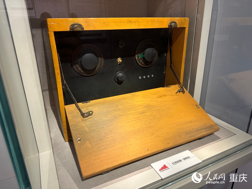 王良同志纪念馆展出的“半部电台”(复制品)。人民网记者 刘政宁摄 王良同志纪念馆展出的“半部电台”(复制品)。人民网记者 刘政宁摄