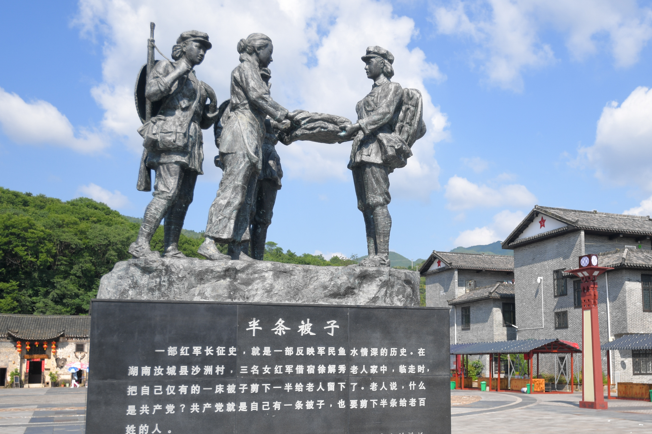 湖南省汝城县沙洲村广场上的&ldquo;半条被子&rdquo;雕塑。来源：央视网