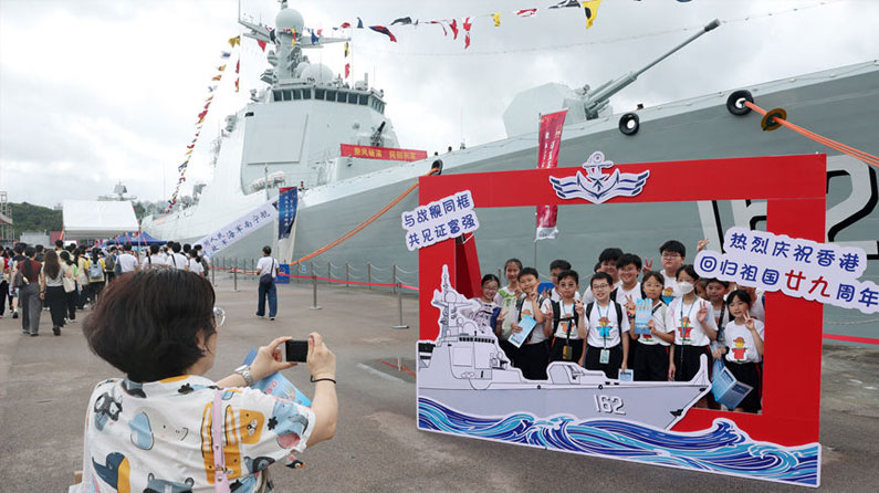 海军舰艇编队在香港迎来首个开放日