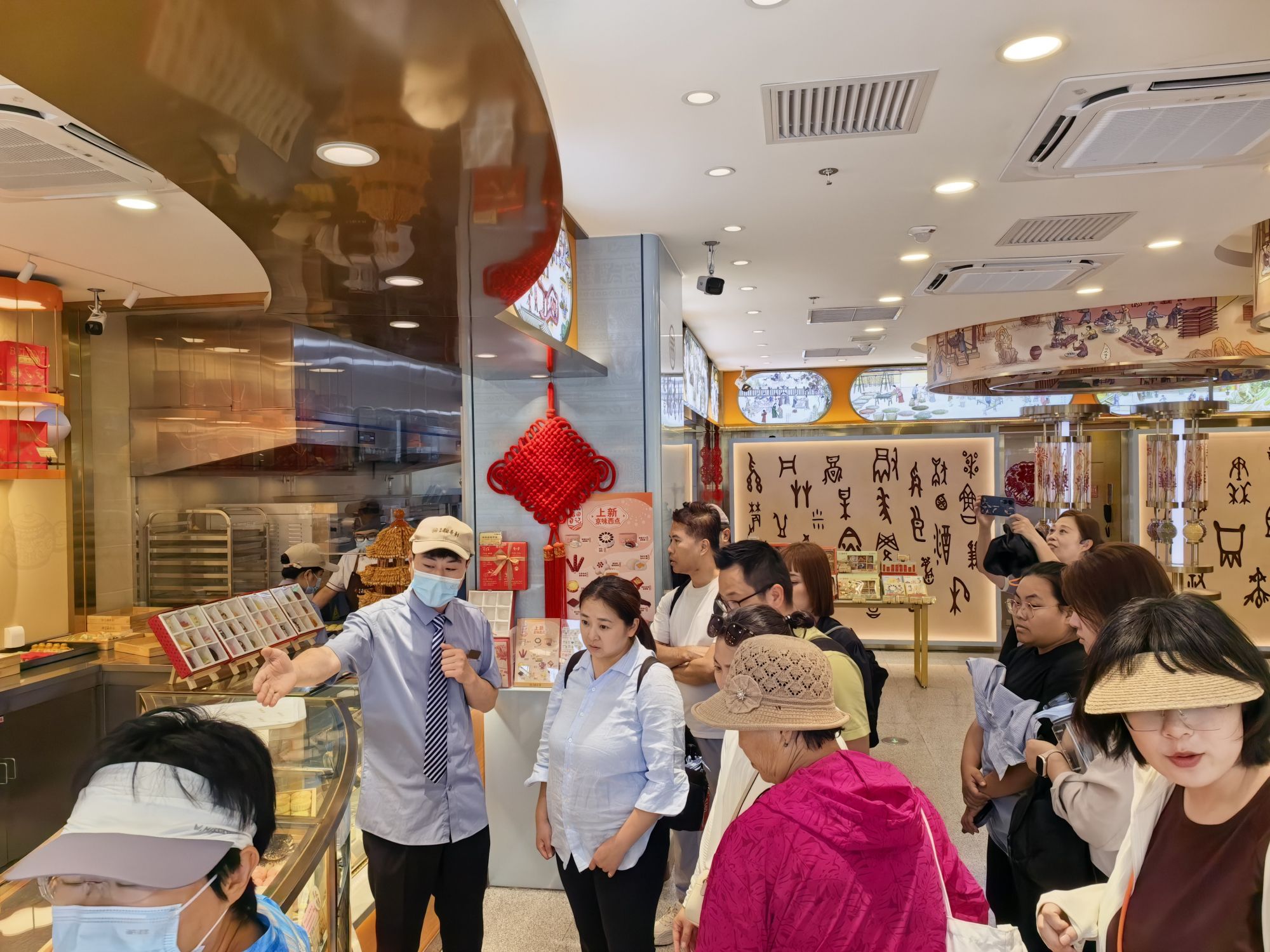在隆福寺街区稻香村零号店参观体验