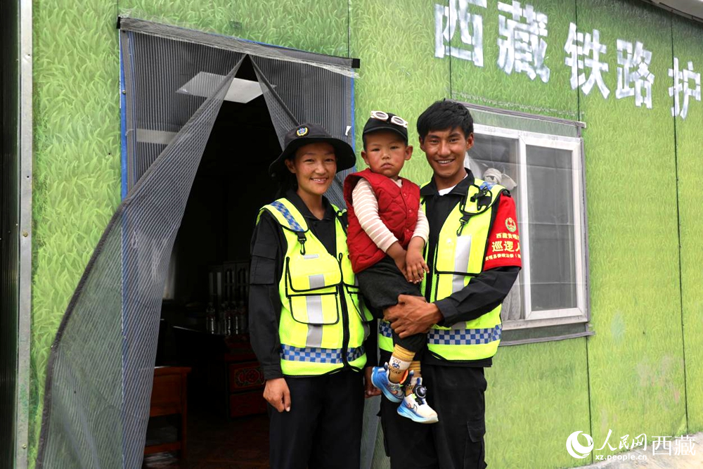 巴桑顿珠一家三口在护路点。人民网记者 次仁罗布摄