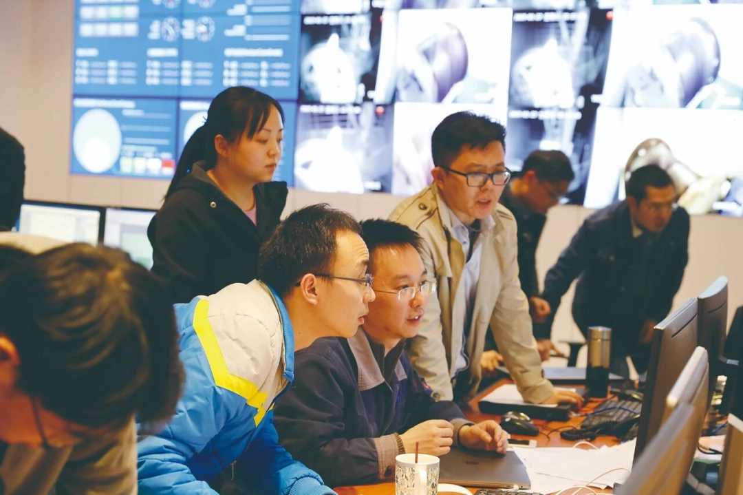 17834359867520.jpg “中国天眼”工程团队部分成员在讨论望远镜控制方案.jpg