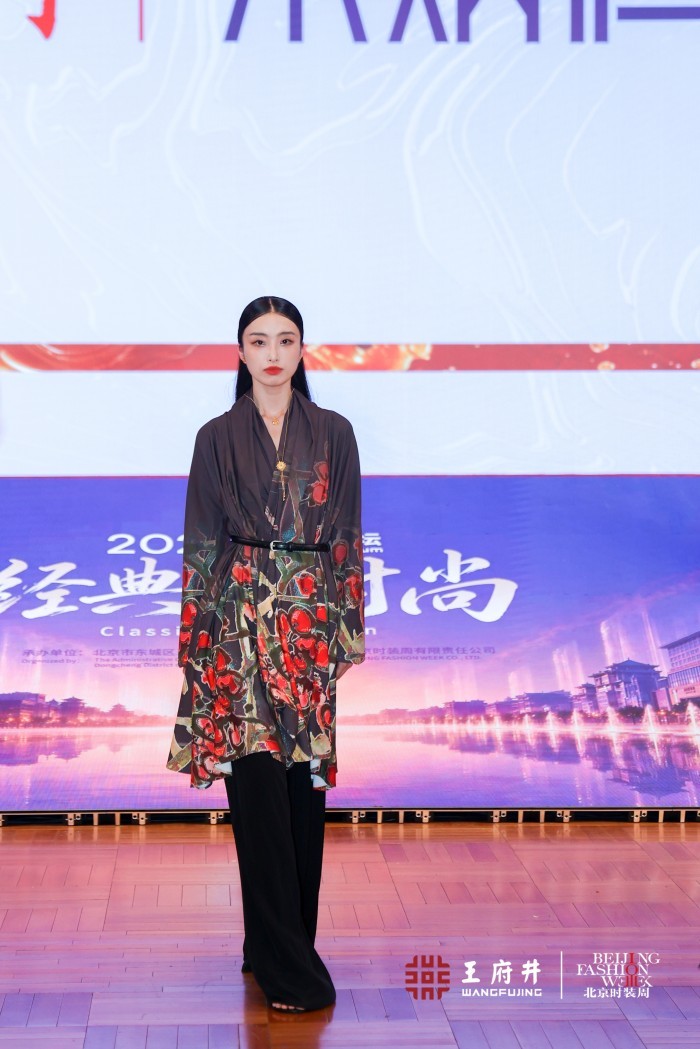模特们演绎“云墨熔装”系列2.jpg