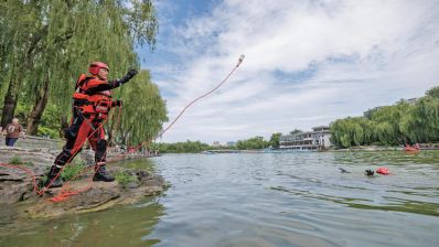 岸上救援谨记“别伸手，递东西”