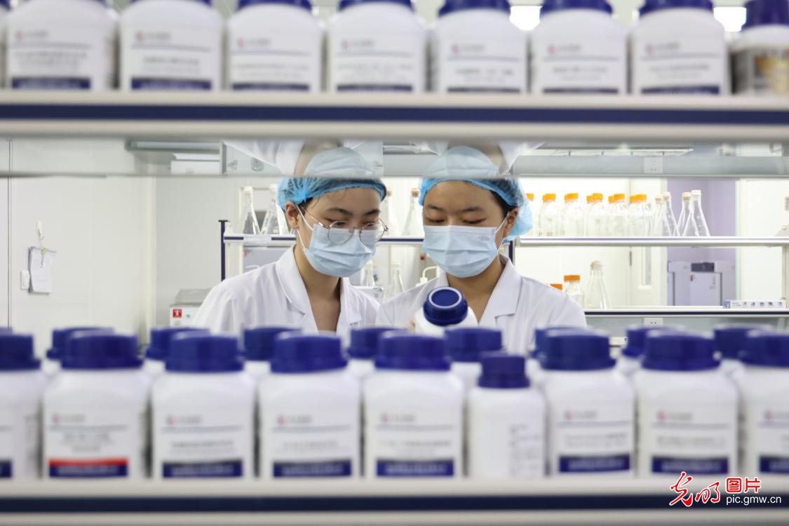 这个暑假，他们把课堂搬进了企业产业一线