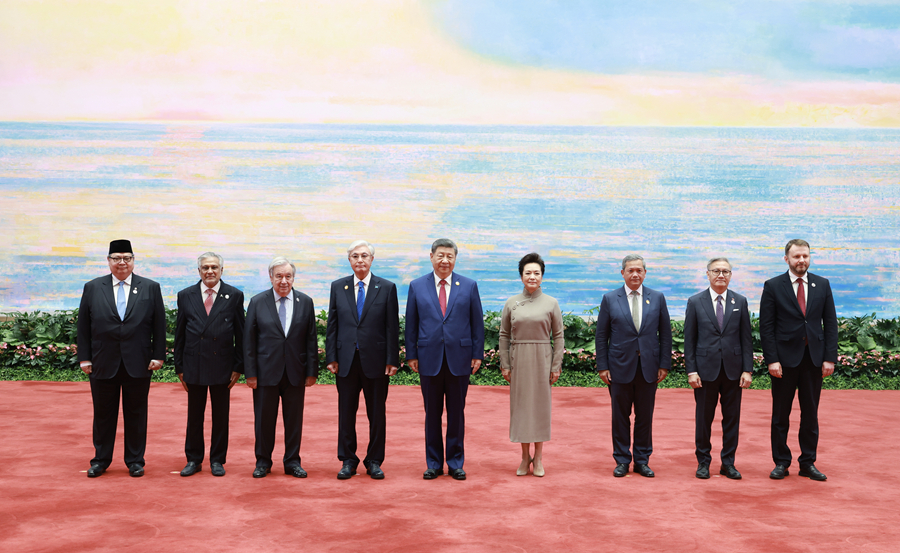 &emsp;&emsp;7月17日上午，国家主席习近平在上海世界会客厅出席2026世界人工智能大会暨人工智能全球治理高级别会议开幕式并发表主旨讲话。这是7月16日晚，习近平和夫人彭丽媛在世界会客厅为与会国际贵宾举行欢迎宴会。新华社记者 王晔 摄