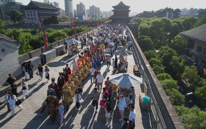 西安城墙上，人间<strong>成人网站地址</strong>演员与游客近距离互动。开局看中阔烟西安城墙管委会供图