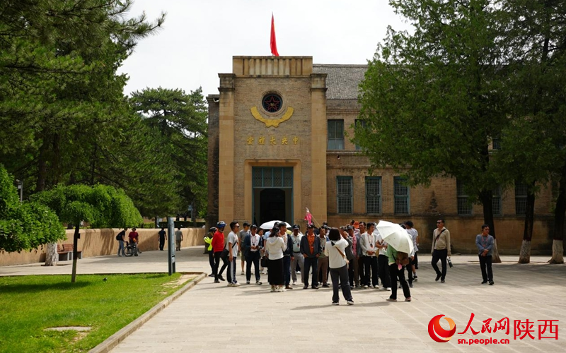 杨家岭革命旧址，游客纷沓至来打卡留念。人民网记者 李志强摄