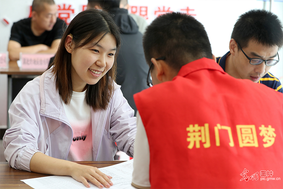 【职引未来】留人更留心 多地助青年“家门口”圆梦