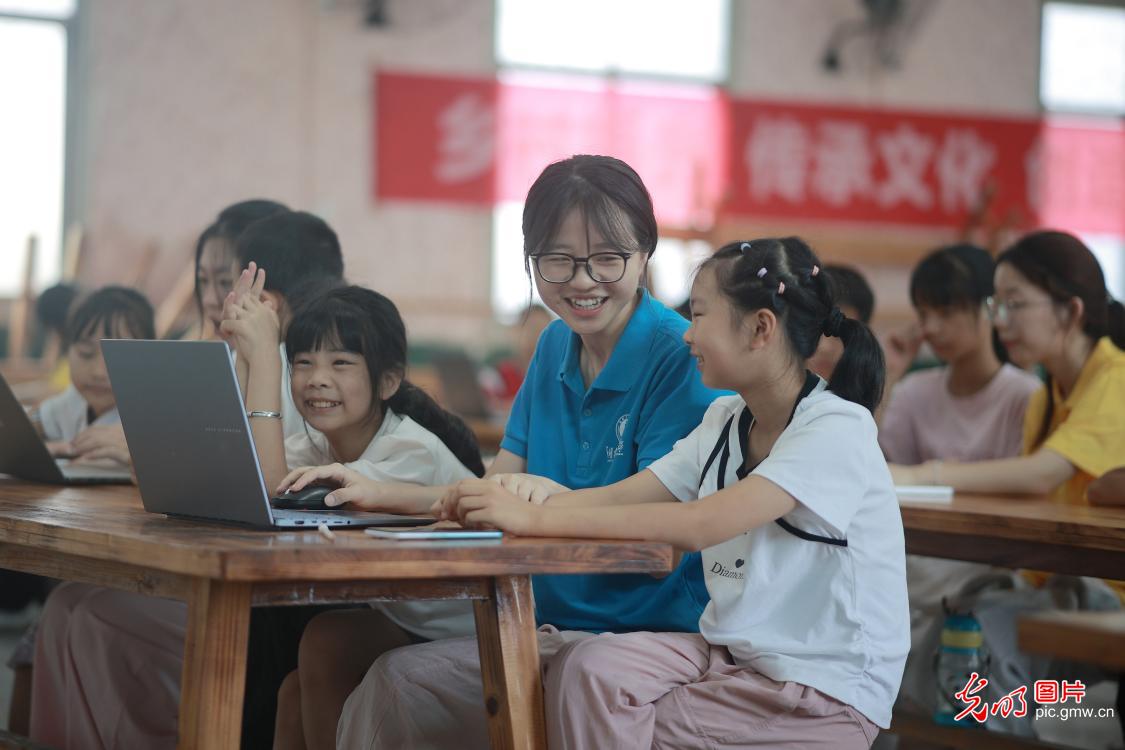 以青春之我赴暑期之约 陪伴少年儿童快乐成长