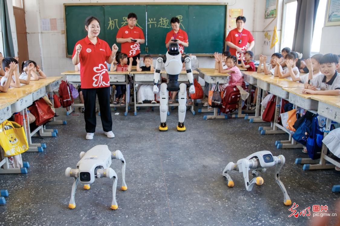 以青春之我赴暑期之约 陪伴少年儿童快乐成长