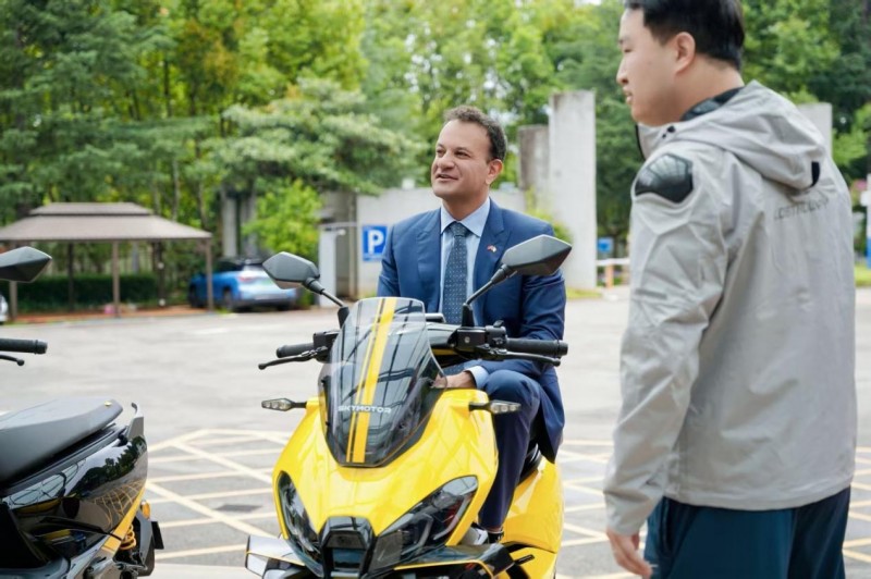 首驱S300搭载峰值功率36kW的轮毂电机，0-50km/h加速仅需1.7秒，0-100km/h加速仅需5.2秒，极速达162km/h，爬坡角度最大可达32°。在厦门国际赛车场和珠海国际赛车场双赛道，S300跑出原装量产踏板电摩最快圈速与最快极速纪录，赛道实测表现优于多款250CC燃油赛车。安全配置方面，S300搭载行业首创的弯道ABS系统，配合毫米波雷达预警功能，更标配DWC前后轮防离地技术、六轴陀螺仪、无极可调双阻尼减震、7英寸TFT智能大屏及行车记录仪，让S300从一辆“电动踏板”进化为可进化的“AI智能出行终端”。瓦拉德卡前总理在详细了解车辆技术参数后，对其动力性能、安全配置及智能化水平表示高度赞赏，认为这是中国智造在全球两轮领域的标杆之作。