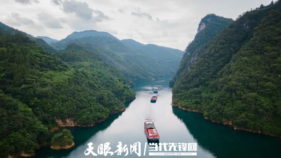 17855159501442.jpg (乌江复航)2023年6月15日,三艘运载氧化镁的集装箱的船舶。贵州港航集团供图.jpg