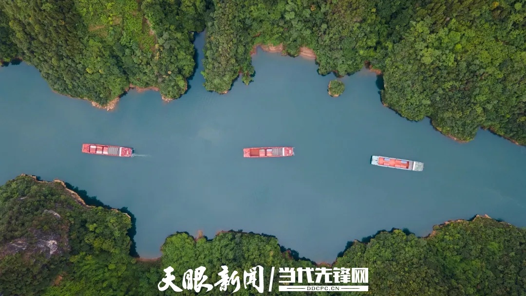 17855159365488.jpg (乌江复航)2023年6月15日,三艘运载氧化镁的集装箱的船舶。贵州港航集团 供图.jpg