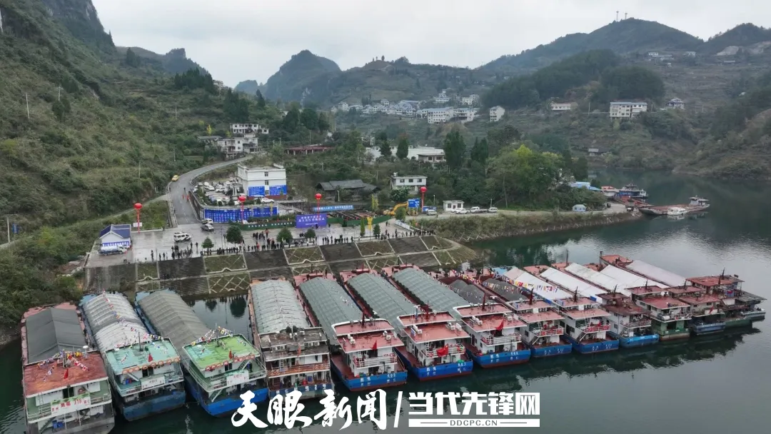 17855160676423.jpg 2021年,贵阳港开阳港区北上长江首航仪式.jpg