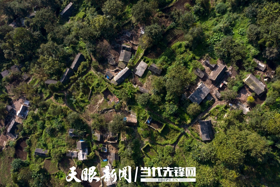 17856561461893.jpg 黔西市新仁苗族乡化屋村搬迁前的麻窝寨。.jpg