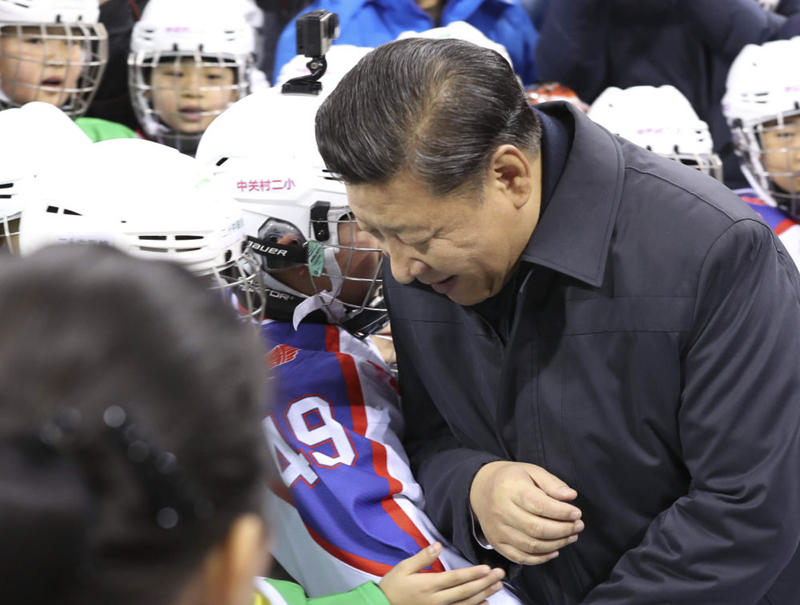 2017年2月24日，习近平总书记在北京五棵松体育中心考察时同青少年冰球爱好者&ldquo;撞肩&rdquo;，表示相互问候。