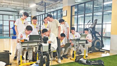 少年“工程师”暑期备战机器人足球赛