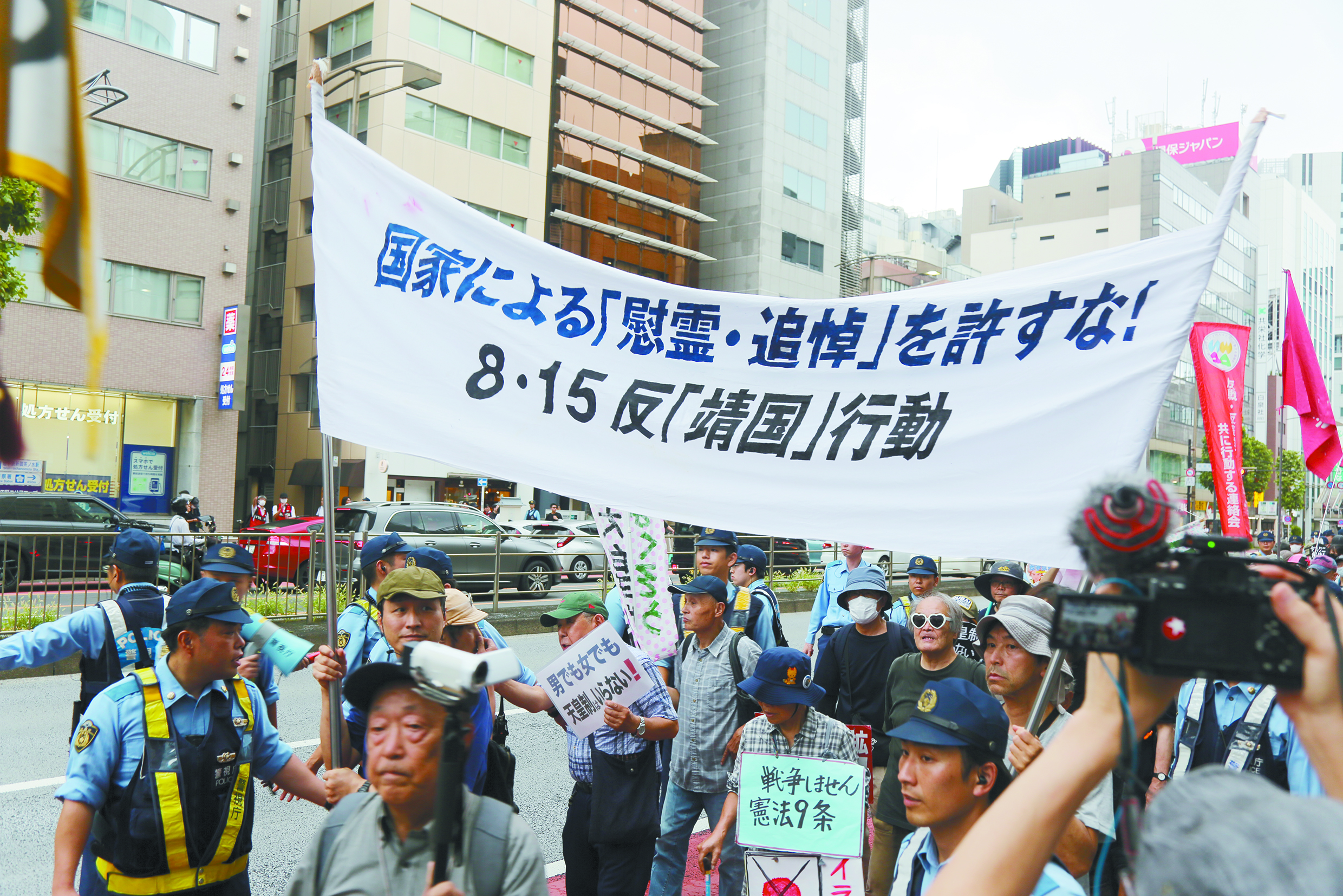 日本政坛“拜鬼”闹剧出现危险动向，专家：照妖镜下，“新型军国主义”已无所遁形