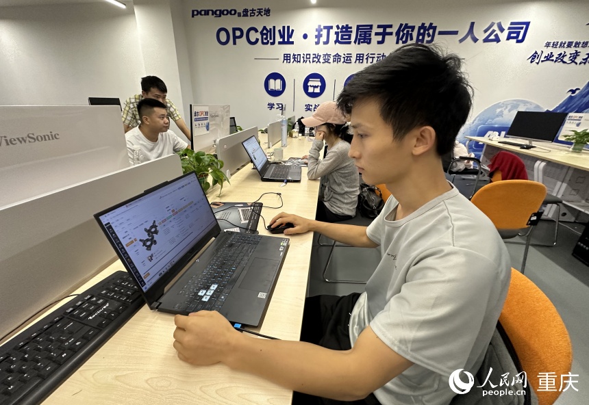 杨顶在电脑前处理海外电商平台上的订单。人民网记者 刘政宁摄 杨顶在电脑前处理海外电商平台上的订单。人民网记者 刘政宁摄