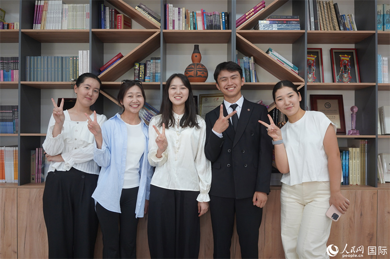 比什凯克国立大学孔子学院学生薛沛(右二)。人民网记者 褚梦琦摄