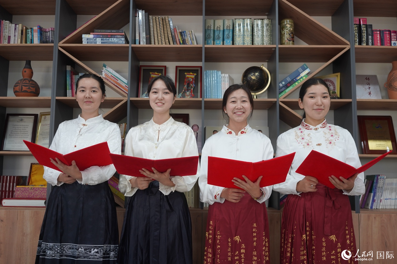 来自比什凯克国立大学孔子学院的青年,用中文朗读诗歌《致橡树》。人民网记者 褚梦琦摄