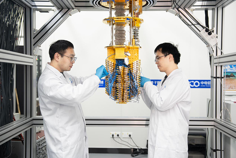 中电信量子集团工作人员正在调测&ldquo;天衍-504&rdquo;量子计算机。中电信量子集团供图