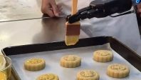 机器人上手做京式月饼