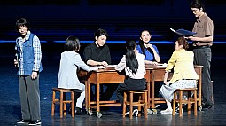  “青春版”音乐剧《绽放》致敬人民教师